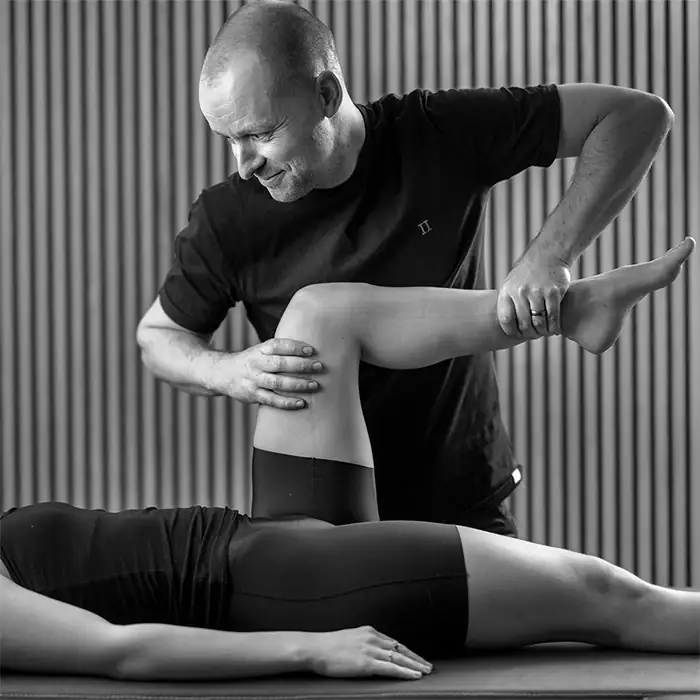 Sports physiotherapy for knee pain.