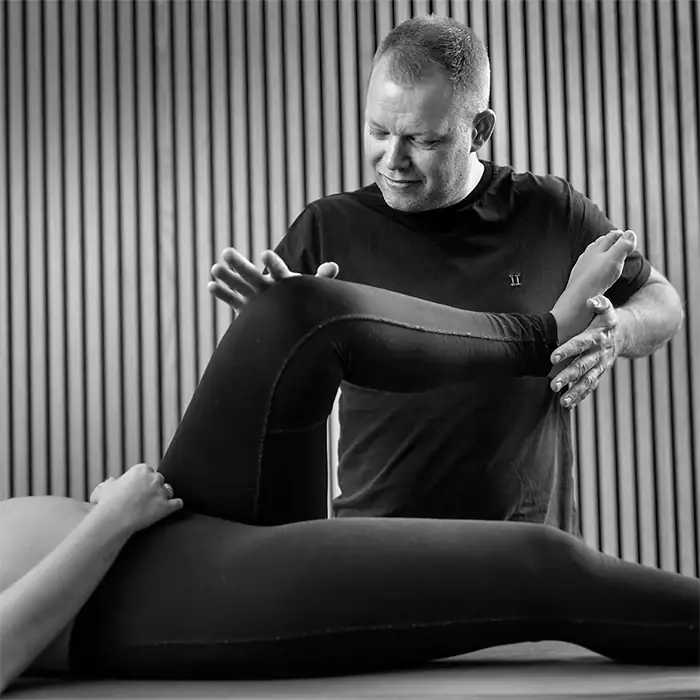 Patient med smerter på indersiden af knæet.