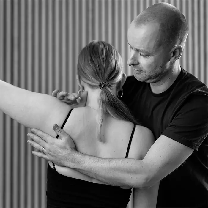 Undersøgelse af rotator cuff hos kvinde.